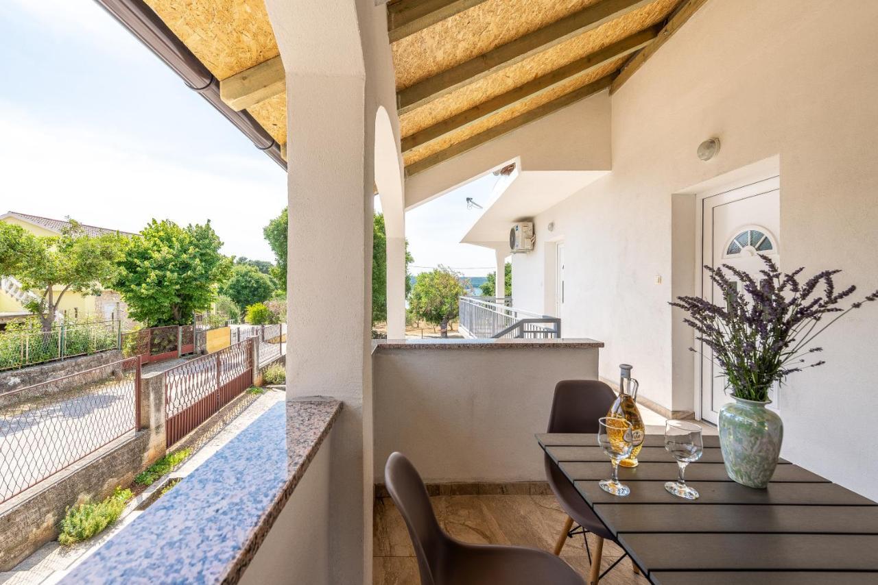 Apartmani Dupor Gornji Karin Exterior foto